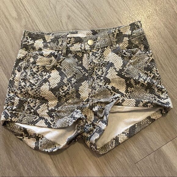 H&M size 2 snake skin printed shorts - Picture 1 of 7